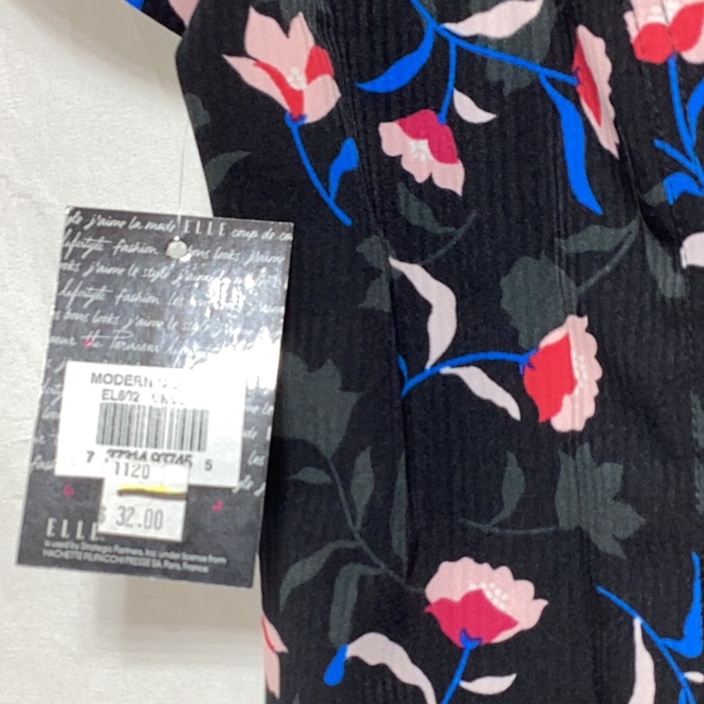 Lot of 3 scrub tops Elle and White Cross . Size small. - Picture 7 of 13
